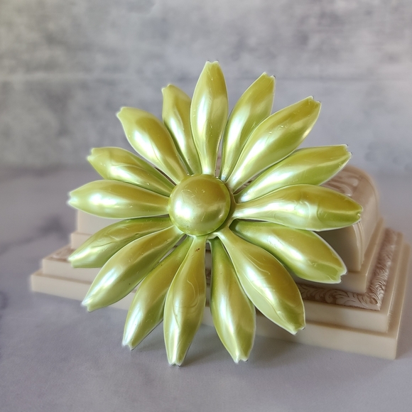 Vintage Iridescent Green Daisy Brooch - Picture 4 of 10